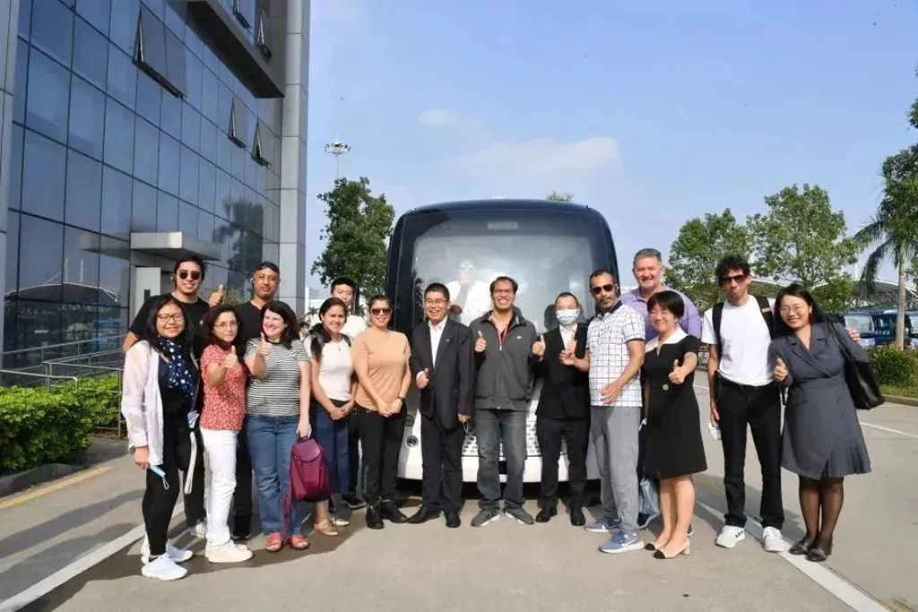 聚焦！外媒代表团走进金龙客车，感受民族品牌智造与创新