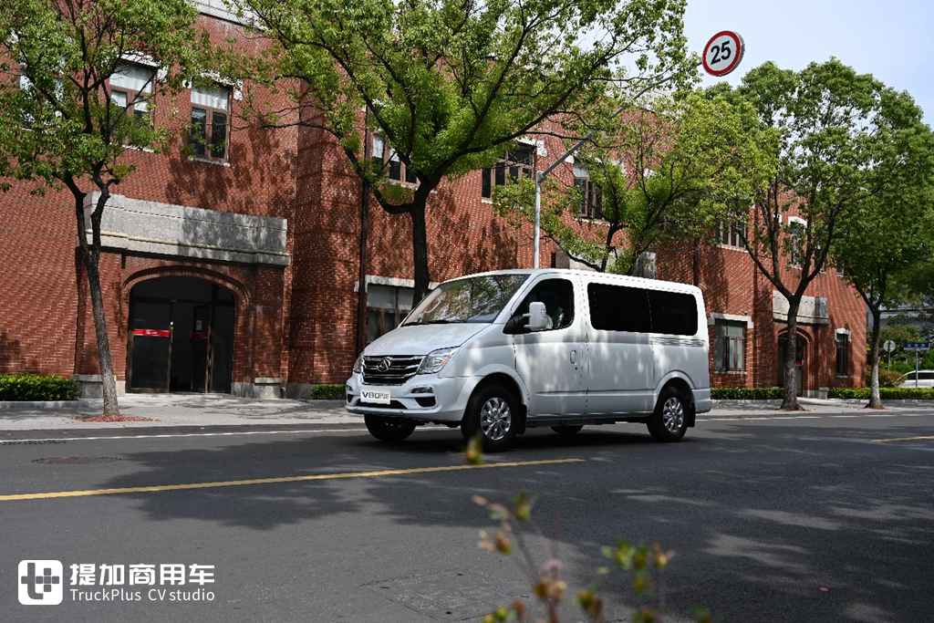 轻客届的“六边形战士” 上汽大通V80经典傲运通对比评测