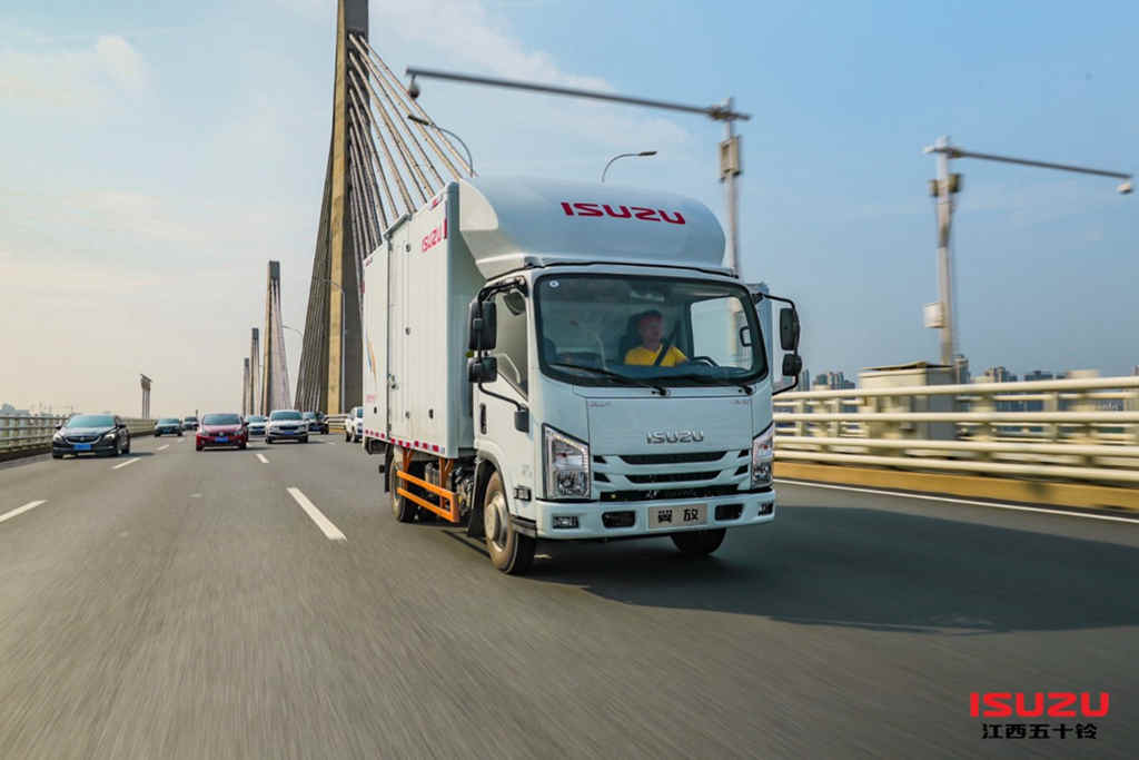 蓝牌轻卡首选,江西五十铃翼放EC 2.5轻卡动力性能大提升 - 第1张 - 提加商用车网 蓝牌轻卡首选,江西五十铃翼放EC 2.5轻卡动力性能大提升 - 第1张