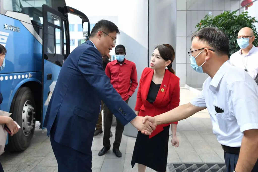 聚焦!外媒代表团走进金龙客车,感受民族品牌智造与创新 - 第1张 - 提加商用车网 聚焦!外媒代表团走进金龙客车,感受民族品牌智造与创新 - 第1张