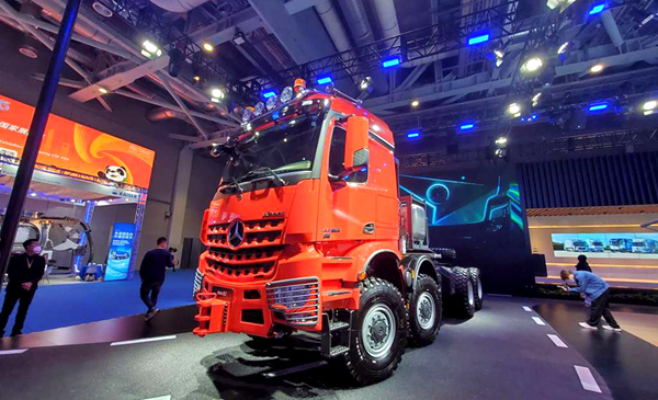 高度刚进入国内的奔驰阿洛斯slt大件牵引车实拍油田用的特种越野卡车