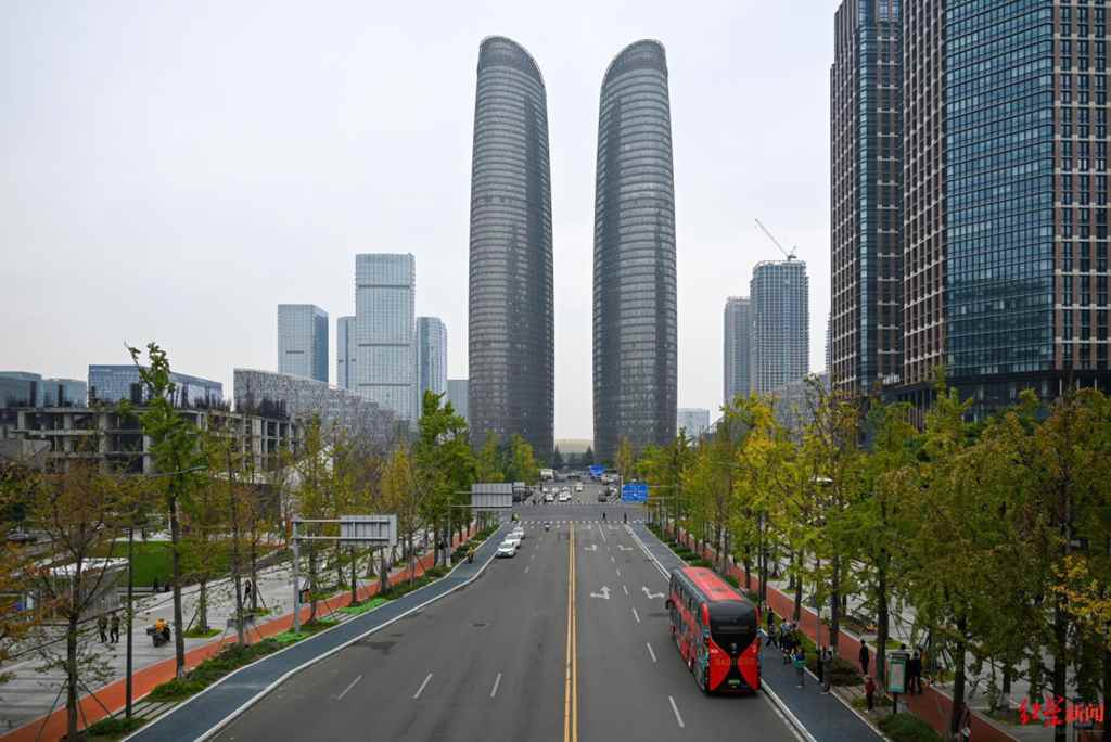 潮玩新选 格力钛脸谱双层巴士创新成都旅游风尚 - 第5张 - 提加商用车网 潮玩新选 格力钛脸谱双层巴士创新成都旅游风尚 - 第5张