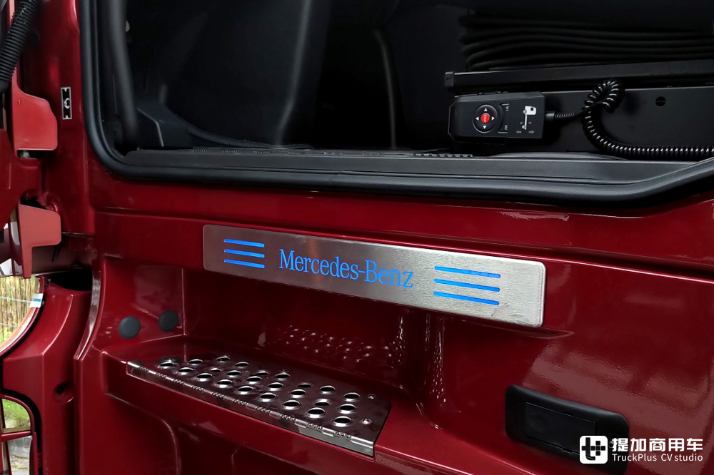 原厂单人生活舱!搭载SoloStar驾驶室的最新款奔驰Actros L旗舰卡车实拍评测 - 第10张 - 提加商用车网 原厂单人生活舱!搭载SoloStar驾驶室的最新款奔驰Actros L旗舰卡车实拍评测 - 第10张