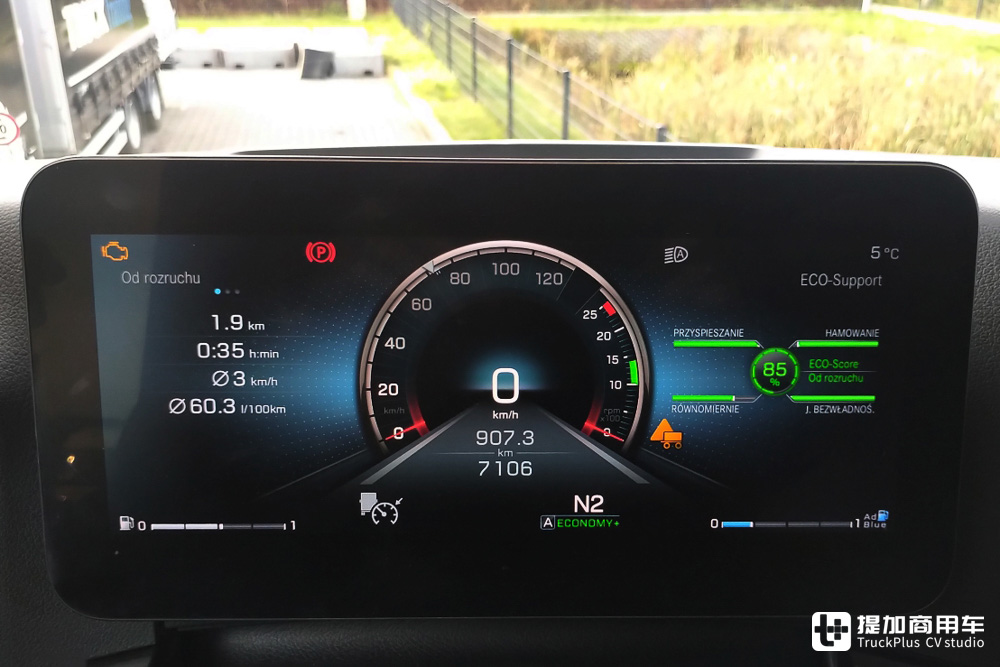 原厂单人生活舱!搭载SoloStar驾驶室的最新款奔驰Actros L旗舰卡车实拍评测 - 第12张 - 提加商用车网 原厂单人生活舱!搭载SoloStar驾驶室的最新款奔驰Actros L旗舰卡车实拍评测 - 第12张