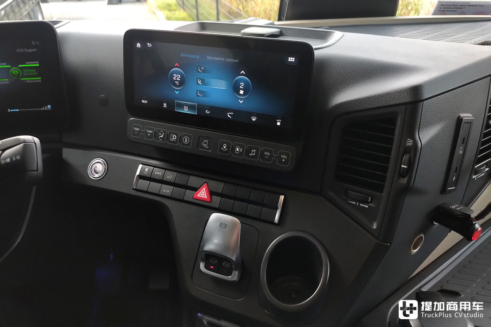 原厂单人生活舱!搭载SoloStar驾驶室的最新款奔驰Actros L旗舰卡车实拍评测 - 第13张 - 提加商用车网 原厂单人生活舱!搭载SoloStar驾驶室的最新款奔驰Actros L旗舰卡车实拍评测 - 第13张