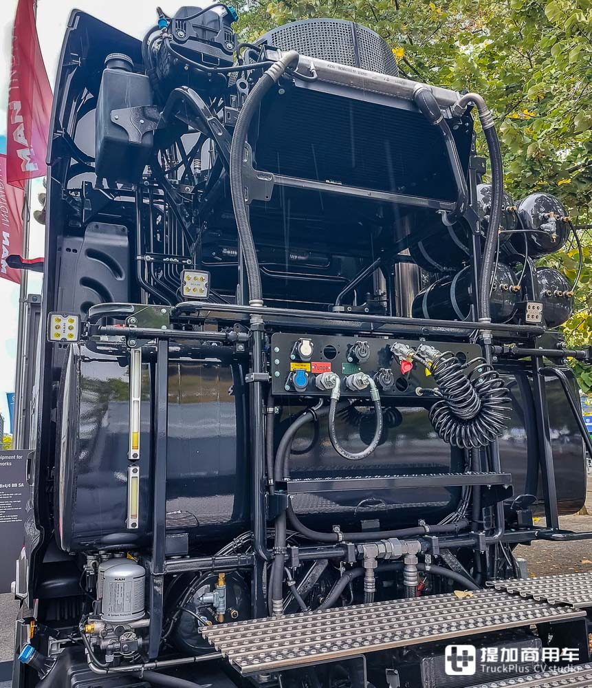 售价高达320万,全身黑化能撼动250吨,曼恩TGX 41.640 Individual Lion S大件车实拍 - 第13张 - 提加商用车网 售价高达320万,全身黑化能撼动250吨,曼恩TGX 41.640 Individual Lion S大件车实拍 - 第13张