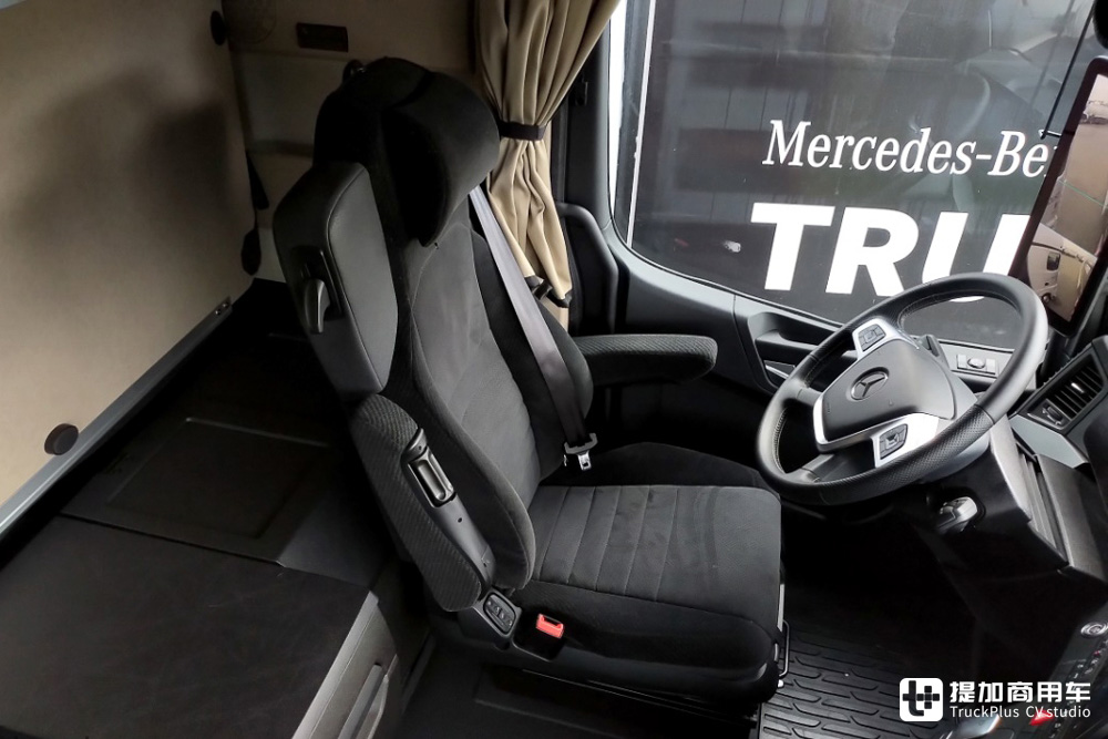 原厂单人生活舱!搭载SoloStar驾驶室的最新款奔驰Actros L旗舰卡车实拍评测 - 第15张 - 提加商用车网 原厂单人生活舱!搭载SoloStar驾驶室的最新款奔驰Actros L旗舰卡车实拍评测 - 第15张