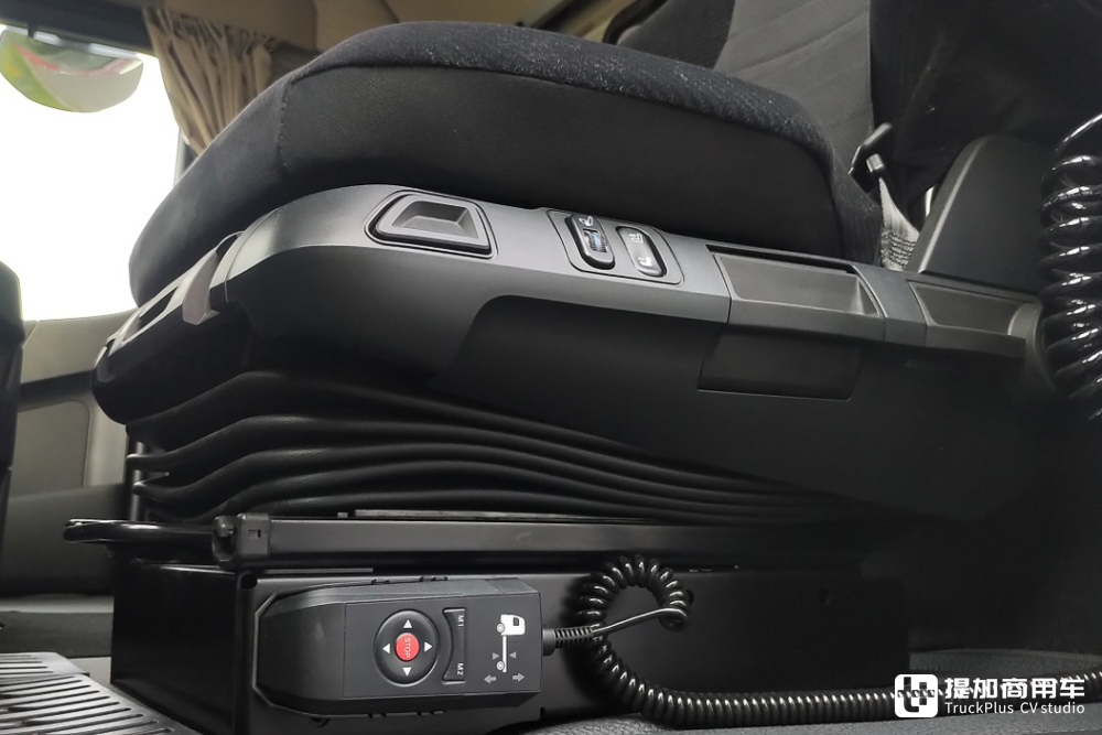 原厂单人生活舱!搭载SoloStar驾驶室的最新款奔驰Actros L旗舰卡车实拍评测 - 第16张 - 提加商用车网 原厂单人生活舱!搭载SoloStar驾驶室的最新款奔驰Actros L旗舰卡车实拍评测 - 第16张