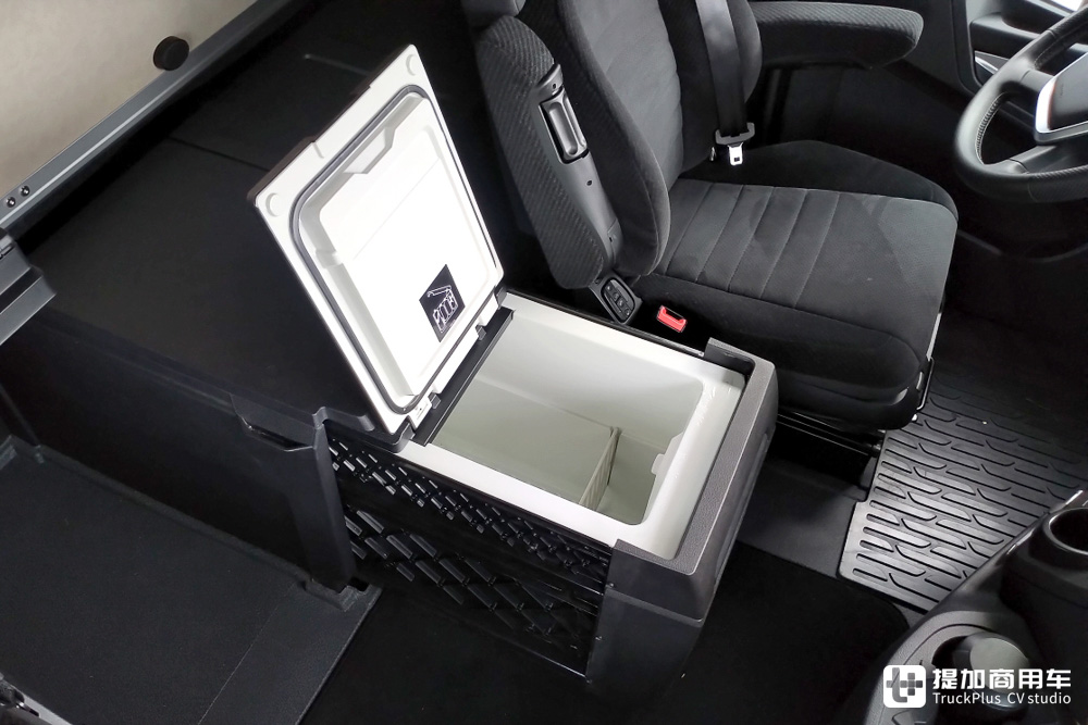 原厂单人生活舱!搭载SoloStar驾驶室的最新款奔驰Actros L旗舰卡车实拍评测 - 第18张 - 提加商用车网 原厂单人生活舱!搭载SoloStar驾驶室的最新款奔驰Actros L旗舰卡车实拍评测 - 第18张