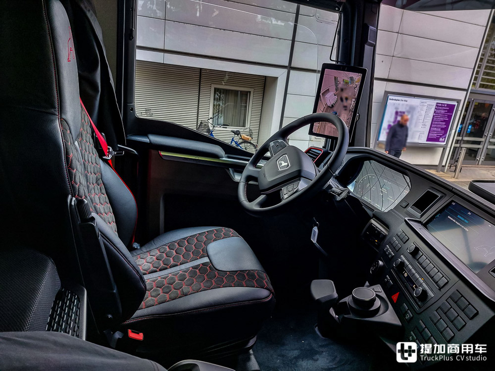 售价高达320万,全身黑化能撼动250吨,曼恩TGX 41.640 Individual Lion S大件车实拍 - 第18张 - 提加商用车网 售价高达320万,全身黑化能撼动250吨,曼恩TGX 41.640 Individual Lion S大件车实拍 - 第18张
