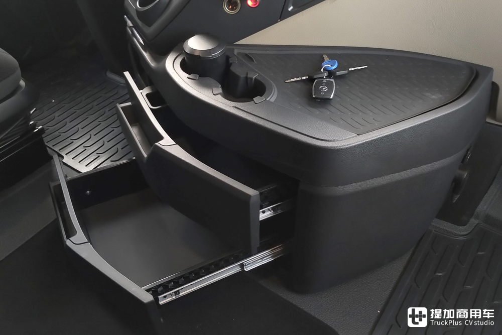 原厂单人生活舱!搭载SoloStar驾驶室的最新款奔驰Actros L旗舰卡车实拍评测 - 第19张 - 提加商用车网 原厂单人生活舱!搭载SoloStar驾驶室的最新款奔驰Actros L旗舰卡车实拍评测 - 第19张