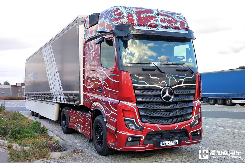 原厂单人生活舱!搭载SoloStar驾驶室的最新款奔驰Actros L旗舰卡车实拍评测 - 第2张 - 提加商用车网 原厂单人生活舱!搭载SoloStar驾驶室的最新款奔驰Actros L旗舰卡车实拍评测 - 第2张