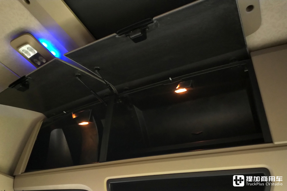 原厂单人生活舱!搭载SoloStar驾驶室的最新款奔驰Actros L旗舰卡车实拍评测 - 第20张 - 提加商用车网 原厂单人生活舱!搭载SoloStar驾驶室的最新款奔驰Actros L旗舰卡车实拍评测 - 第20张