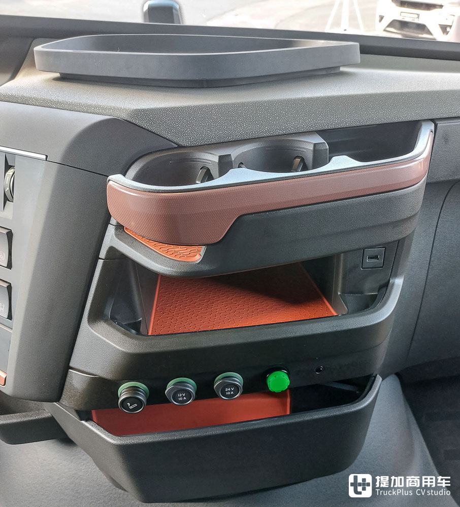 10x4可秒变6x4,组合总重可高达245吨,这台五轴沃尔沃FH16 750大件车不一般 - 第20张 - 提加商用车网 10x4可秒变6x4,组合总重可高达245吨,这台五轴沃尔沃FH16 750大件车不一般 - 第20张