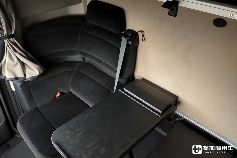 原厂单人生活舱!搭载SoloStar驾驶室的最新款奔驰Actros L旗舰卡车实拍评测 - 第21张 - 提加商用车网 原厂单人生活舱!搭载SoloStar驾驶室的最新款奔驰Actros L旗舰卡车实拍评测 - 第21张