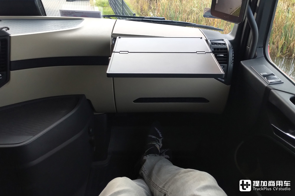 原厂单人生活舱!搭载SoloStar驾驶室的最新款奔驰Actros L旗舰卡车实拍评测 - 第22张 - 提加商用车网 原厂单人生活舱!搭载SoloStar驾驶室的最新款奔驰Actros L旗舰卡车实拍评测 - 第22张