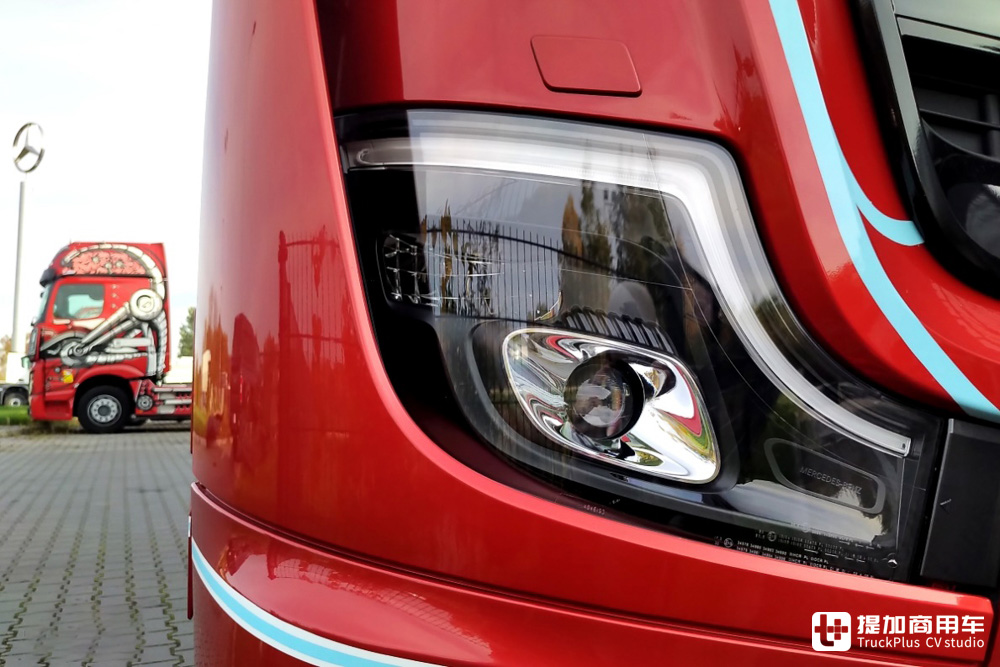 原厂单人生活舱!搭载SoloStar驾驶室的最新款奔驰Actros L旗舰卡车实拍评测 - 第3张 - 提加商用车网 原厂单人生活舱!搭载SoloStar驾驶室的最新款奔驰Actros L旗舰卡车实拍评测 - 第3张