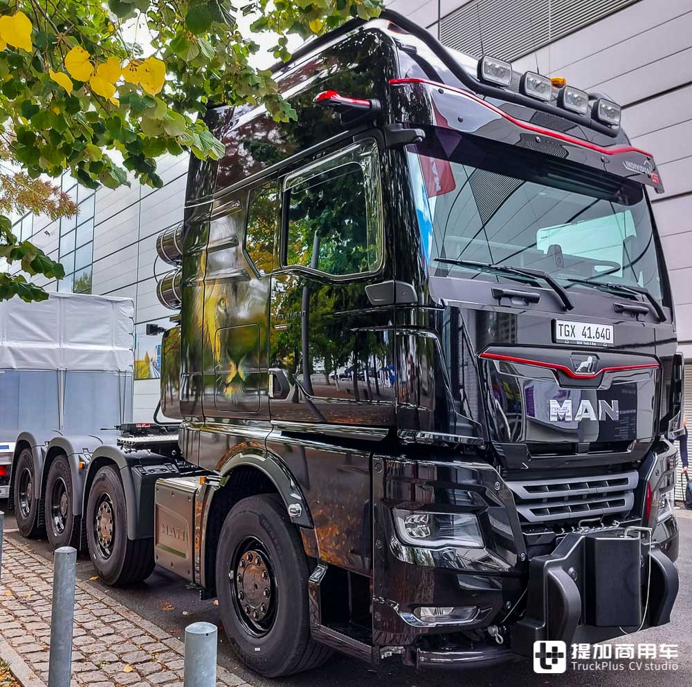 售价高达320万,全身黑化能撼动250吨,曼恩TGX 41.640 Individual Lion S大件车实拍 - 第3张 - 提加商用车网 售价高达320万,全身黑化能撼动250吨,曼恩TGX 41.640 Individual Lion S大件车实拍 - 第3张