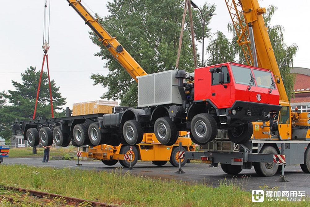 16x8驱动长达18米,搭载32升发动机,实拍太脱拉T815特种底盘 - 第5张 - 提加商用车网 16x8驱动长达18米,搭载32升发动机,实拍太脱拉T815特种底盘 - 第5张