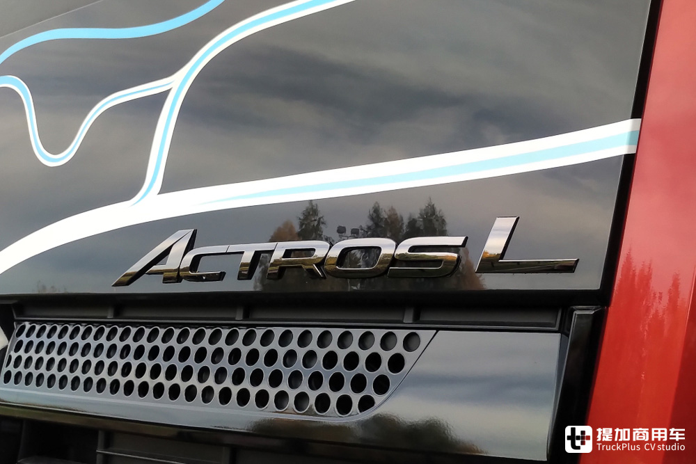 原厂单人生活舱!搭载SoloStar驾驶室的最新款奔驰Actros L旗舰卡车实拍评测 - 第5张 - 提加商用车网 原厂单人生活舱!搭载SoloStar驾驶室的最新款奔驰Actros L旗舰卡车实拍评测 - 第5张