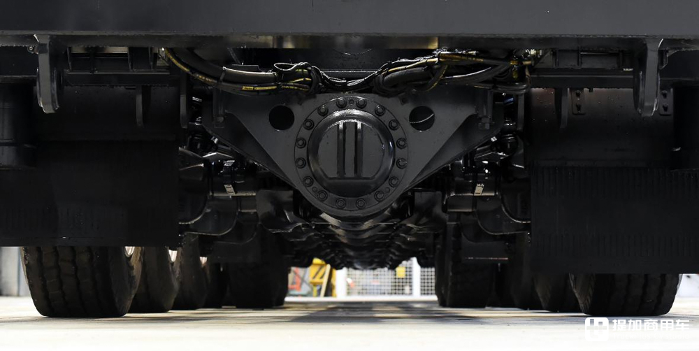 16x8驱动长达18米,搭载32升发动机,实拍太脱拉T815特种底盘 - 第8张 - 提加商用车网 16x8驱动长达18米,搭载32升发动机,实拍太脱拉T815特种底盘 - 第8张