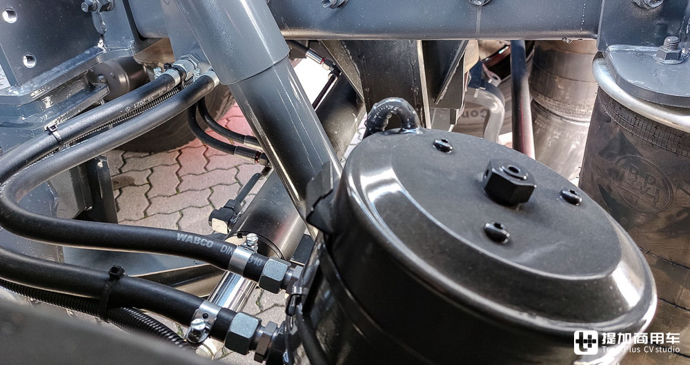 10x4可秒变6x4,组合总重可高达245吨,这台五轴沃尔沃FH16 750大件车不一般 - 第8张 - 提加商用车网 10x4可秒变6x4,组合总重可高达245吨,这台五轴沃尔沃FH16 750大件车不一般 - 第8张