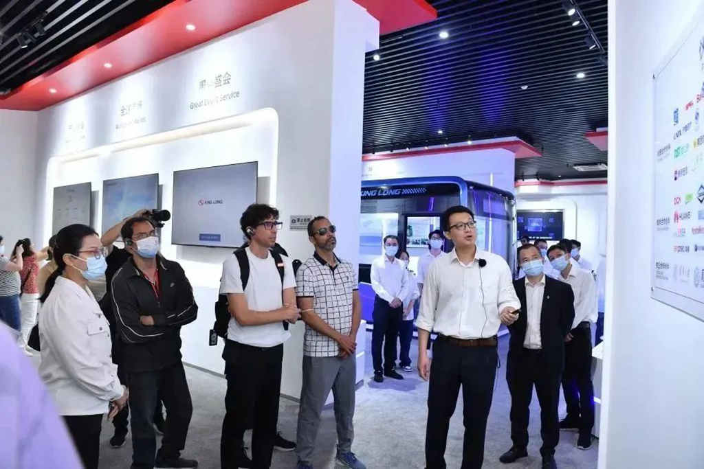 聚焦!外媒代表团走进金龙客车,感受民族品牌智造与创新 - 第6张 - 提加商用车网 聚焦!外媒代表团走进金龙客车,感受民族品牌智造与创新 - 第6张