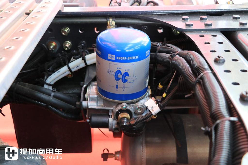 搭载康明斯X13发动机的红岩杰狮H6牵引车来了,实拍带你看看有啥不一样 - 第10张 - 提加商用车网 搭载康明斯X13发动机的红岩杰狮H6牵引车来了,实拍带你看看有啥不一样 - 第10张