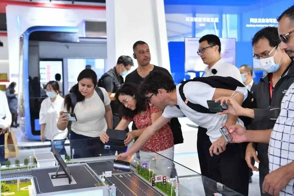 聚焦!外媒代表团走进金龙客车,感受民族品牌智造与创新 - 第7张 - 提加商用车网 聚焦!外媒代表团走进金龙客车,感受民族品牌智造与创新 - 第7张