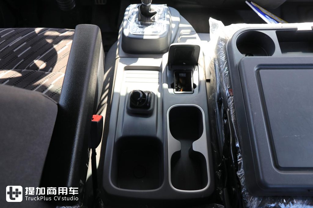 配法士特8速AMT,还有玉柴6缸大马力发动机,奥铃大黄蜂自动挡载货车实拍 - 第17张 - 提加商用车网 配法士特8速AMT,还有玉柴6缸大马力发动机,奥铃大黄蜂自动挡载货车实拍 - 第17张