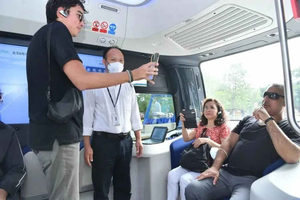 聚焦!外媒代表团走进金龙客车,感受民族品牌智造与创新 - 第10张 - 提加商用车网 聚焦!外媒代表团走进金龙客车,感受民族品牌智造与创新 - 第10张