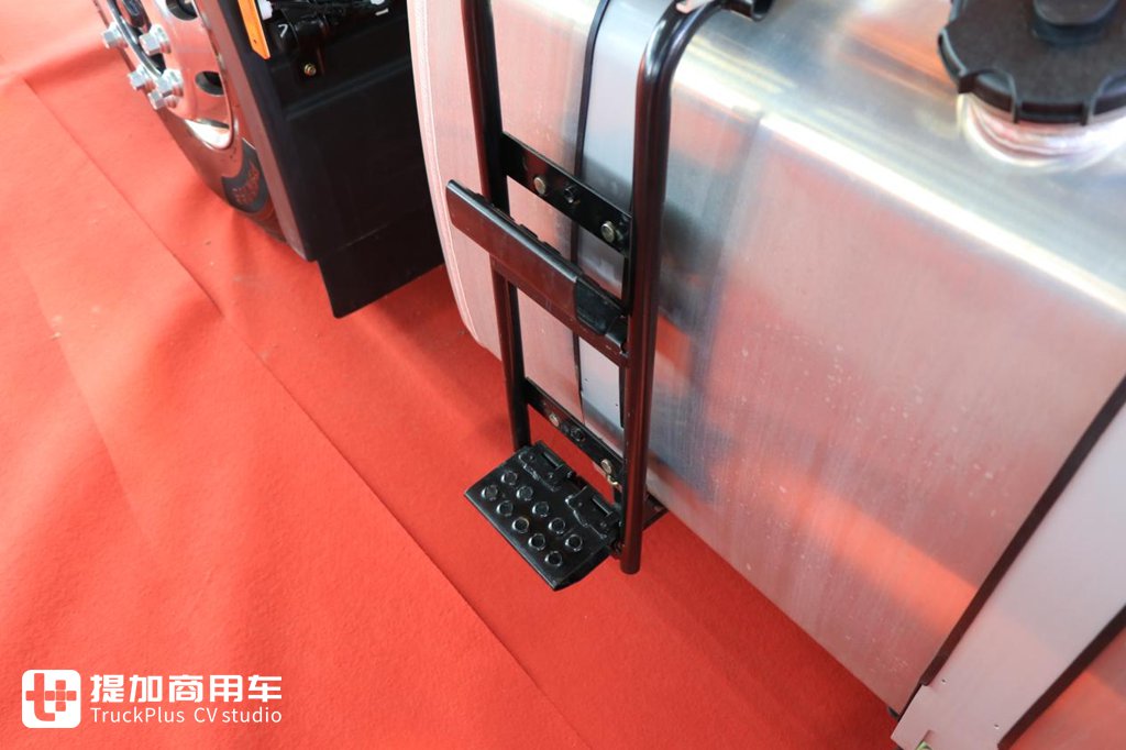搭载康明斯X13发动机的红岩杰狮H6牵引车来了,实拍带你看看有啥不一样 - 第9张 - 提加商用车网 搭载康明斯X13发动机的红岩杰狮H6牵引车来了,实拍带你看看有啥不一样 - 第9张