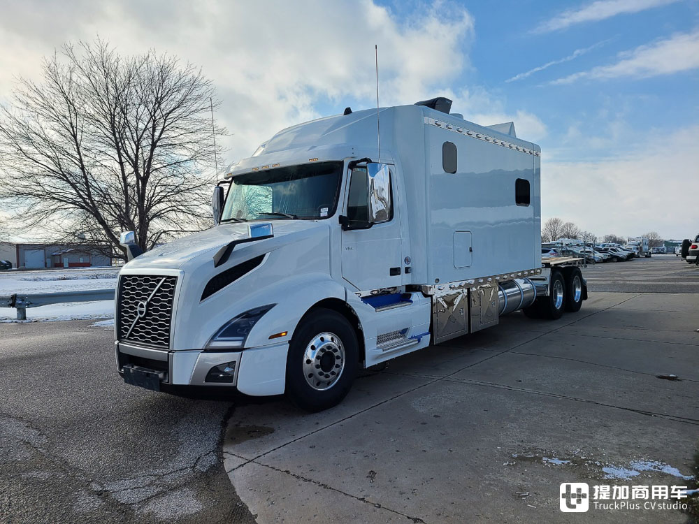 美国卡车真能改，附加4米长生活舱，这台沃尔沃VNL堪称公路上的移动别墅