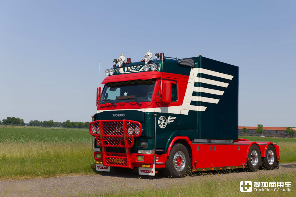 为千禧年诞生的沃尔沃FH12加上生活舱，老司机爆改老车只为挚爱