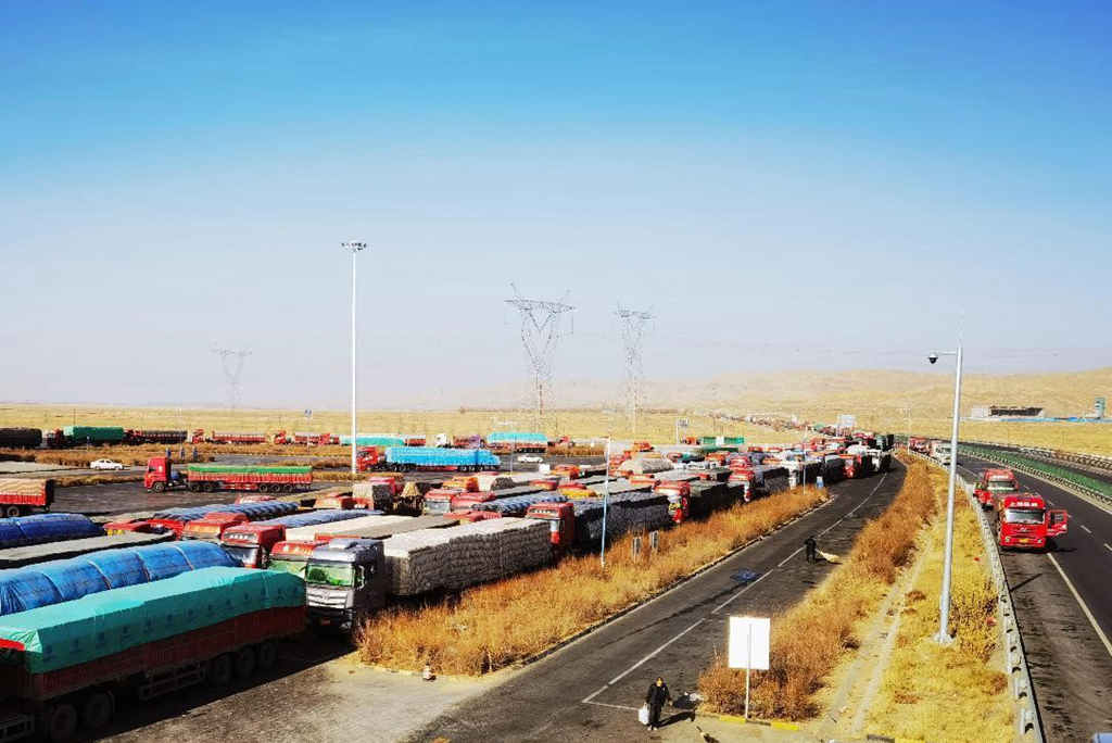 送物资 保运输 上汽红岩和大雪中的滞留卡友在一起 - 第2张 - 提加商用车网 送物资 保运输 上汽红岩和大雪中的滞留卡友在一起 - 第2张