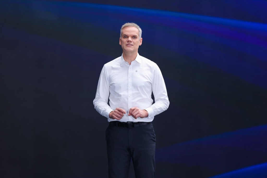 售价区间51.88万~69.98万，梅赛德斯-奔驰国产重卡正式上市