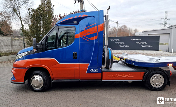 带你看改装的依维柯daily轻型牵引车