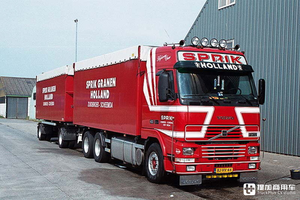 为千禧年诞生的沃尔沃FH12加上生活舱,老司机爆改老车只为挚爱 - 第1张 - 提加商用车网 为千禧年诞生的沃尔沃FH12加上生活舱,老司机爆改老车只为挚爱 - 第1张