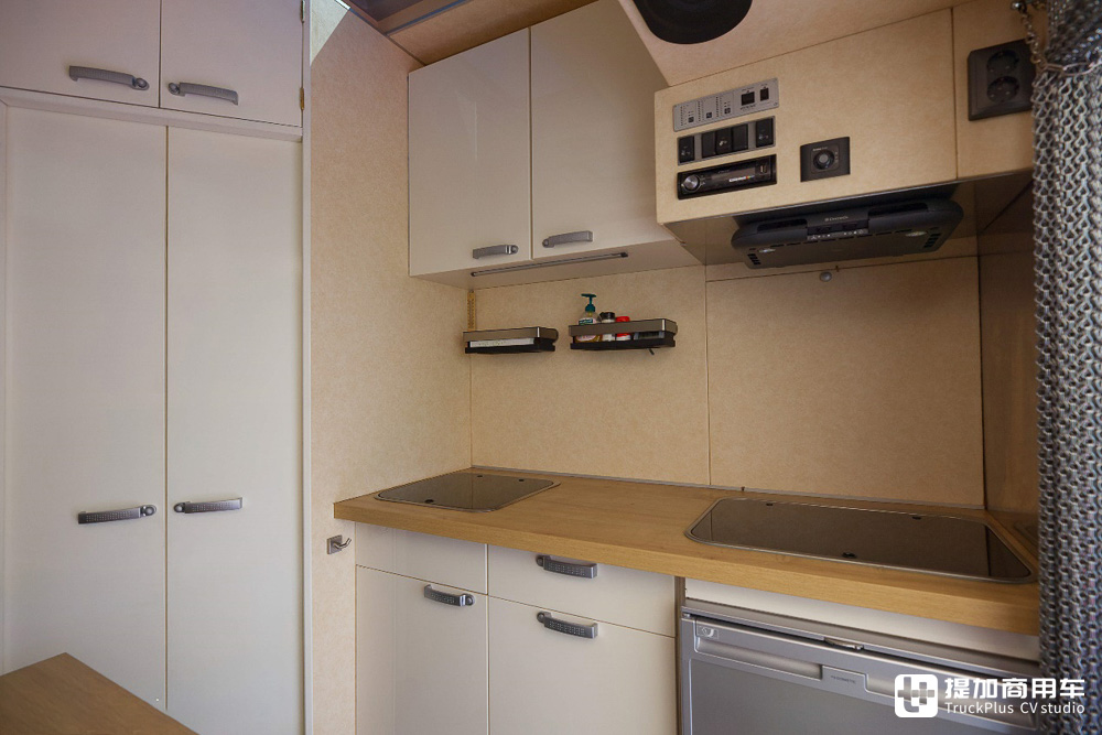 为千禧年诞生的沃尔沃FH12加上生活舱,老司机爆改老车只为挚爱 - 第14张 - 提加商用车网 为千禧年诞生的沃尔沃FH12加上生活舱,老司机爆改老车只为挚爱 - 第14张