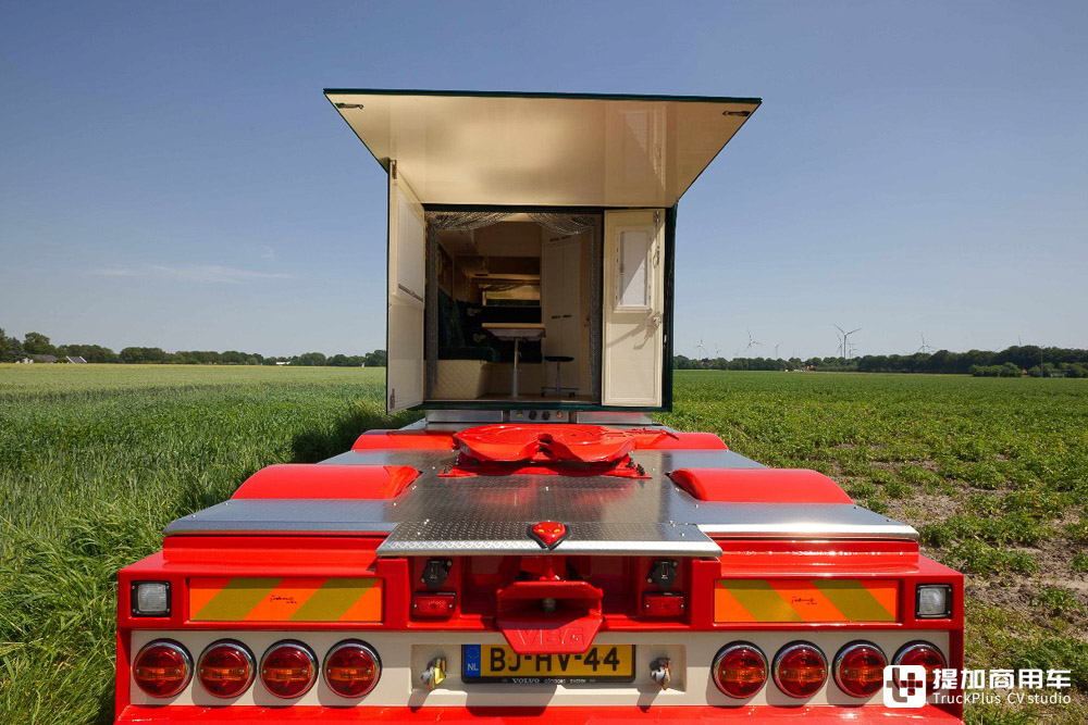 为千禧年诞生的沃尔沃FH12加上生活舱,老司机爆改老车只为挚爱 - 第18张 - 提加商用车网 为千禧年诞生的沃尔沃FH12加上生活舱,老司机爆改老车只为挚爱 - 第18张