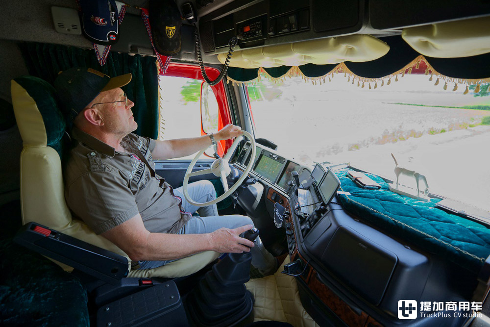 为千禧年诞生的沃尔沃FH12加上生活舱,老司机爆改老车只为挚爱 - 第19张 - 提加商用车网 为千禧年诞生的沃尔沃FH12加上生活舱,老司机爆改老车只为挚爱 - 第19张