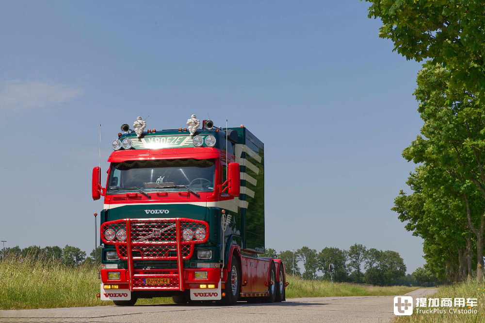 为千禧年诞生的沃尔沃FH12加上生活舱,老司机爆改老车只为挚爱 - 第21张 - 提加商用车网 为千禧年诞生的沃尔沃FH12加上生活舱,老司机爆改老车只为挚爱 - 第21张