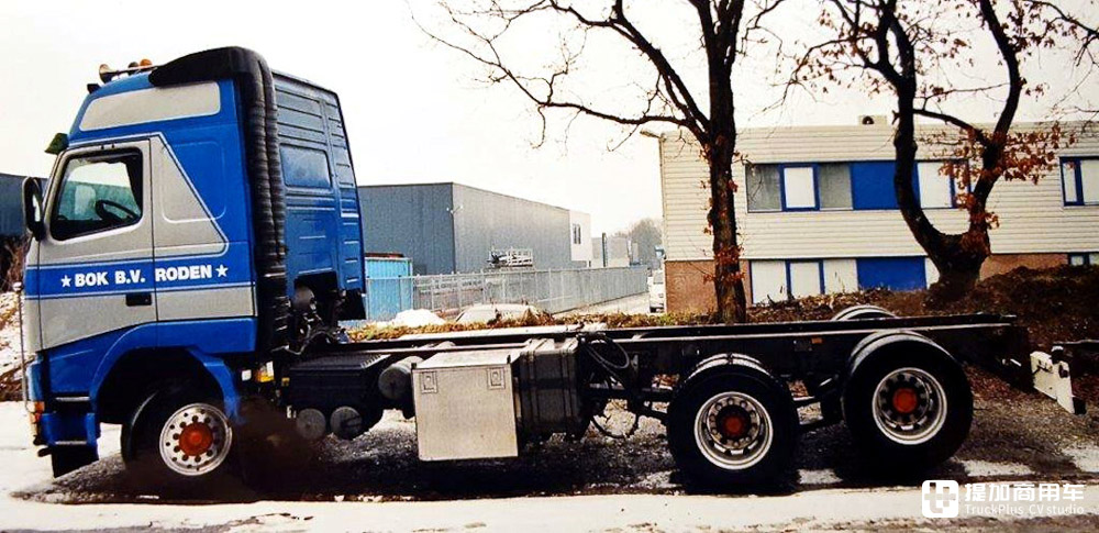 为千禧年诞生的沃尔沃FH12加上生活舱,老司机爆改老车只为挚爱 - 第4张 - 提加商用车网 为千禧年诞生的沃尔沃FH12加上生活舱,老司机爆改老车只为挚爱 - 第4张