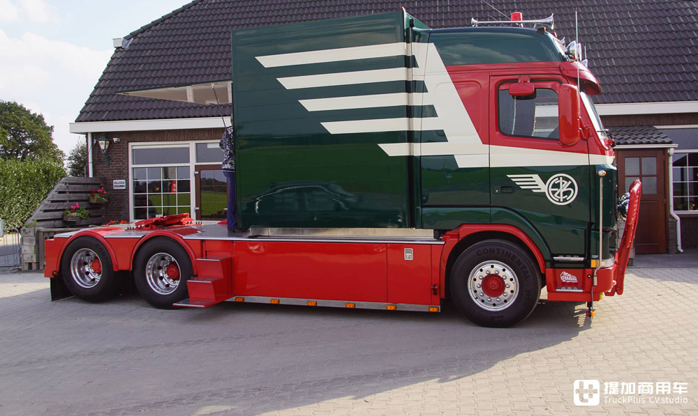 为千禧年诞生的沃尔沃FH12加上生活舱,老司机爆改老车只为挚爱 - 第9张 - 提加商用车网 为千禧年诞生的沃尔沃FH12加上生活舱,老司机爆改老车只为挚爱 - 第9张