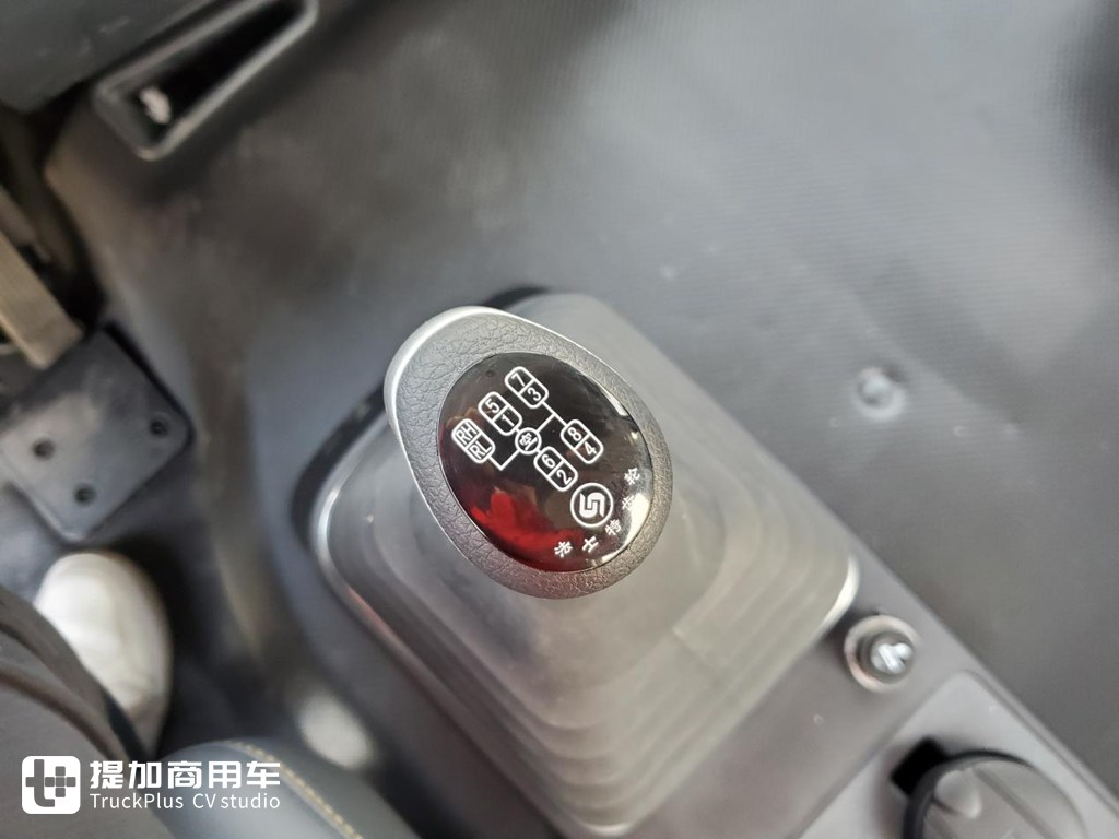 驾驶室改进 搭载福康F4.5TT发动机和汉德长换油车桥 福田欧航9.8米载货车实拍 - 第12张 - 提加商用车网 驾驶室改进 搭载福康F4.5TT发动机和汉德长换油车桥 福田欧航9.8米载货车实拍 - 第12张