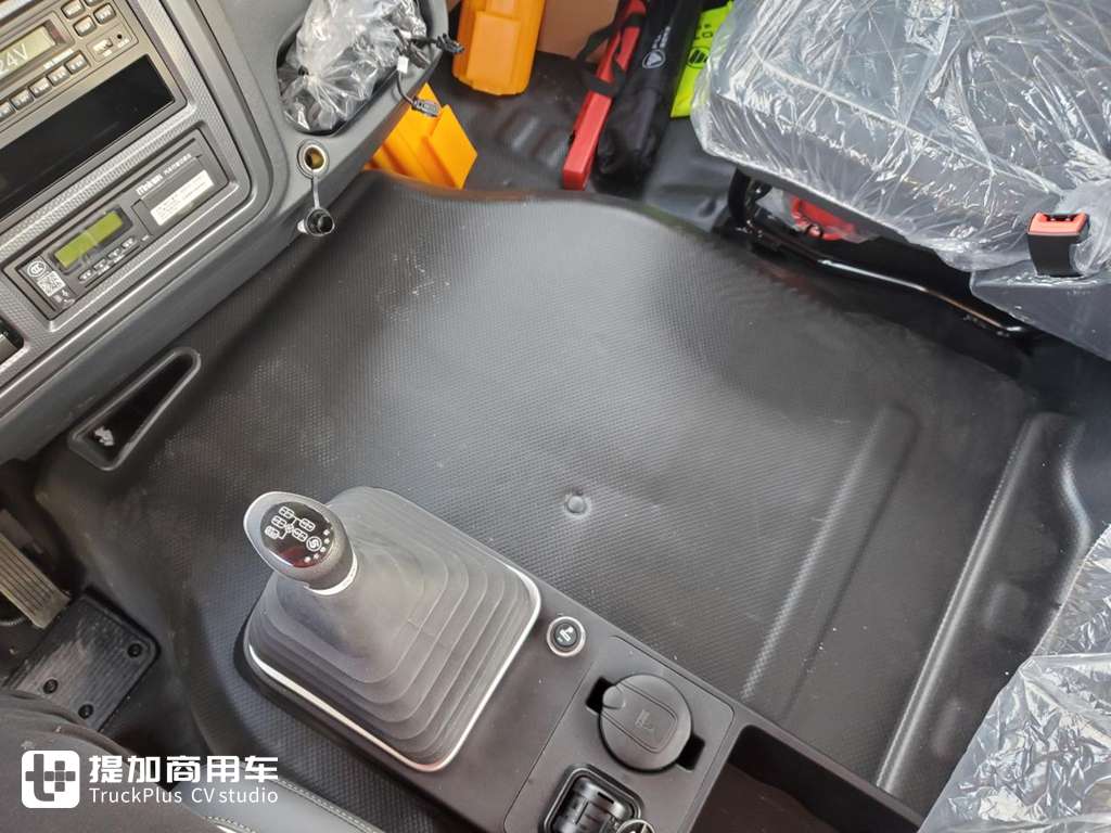 驾驶室改进 搭载福康F4.5TT发动机和汉德长换油车桥 福田欧航9.8米载货车实拍 - 第5张 - 提加商用车网 驾驶室改进 搭载福康F4.5TT发动机和汉德长换油车桥 福田欧航9.8米载货车实拍 - 第5张