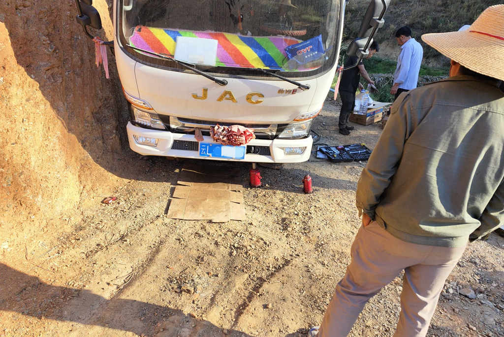 陡坡救援惊险连连 江淮1卡1号服务冲在前! - 第3张 - 提加商用车网 陡坡救援惊险连连 江淮1卡1号服务冲在前! - 第3张