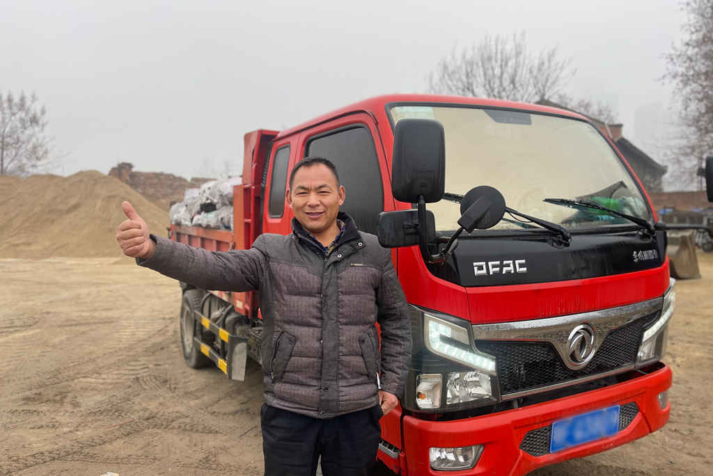 致敬城市奋斗者,东风轻型车走进商圈拜大年