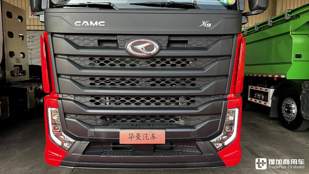 内饰乘用车化，次旗舰配置，最新一代华菱X9牵引车实拍