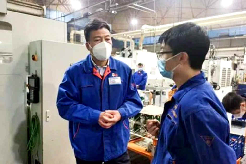 开工第一天，严鉴铂深入生产一线指导工作 - 第1张